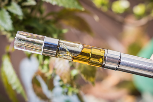 THC Vape Cartridge gefüllt mit klarem goldfarbenem Cannabinoid Destillat
